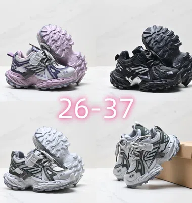 Vier klobige Laufschuhe in Flieder, Schwarz und Silbergrau, in der Mitte groß die Zahl 26-37